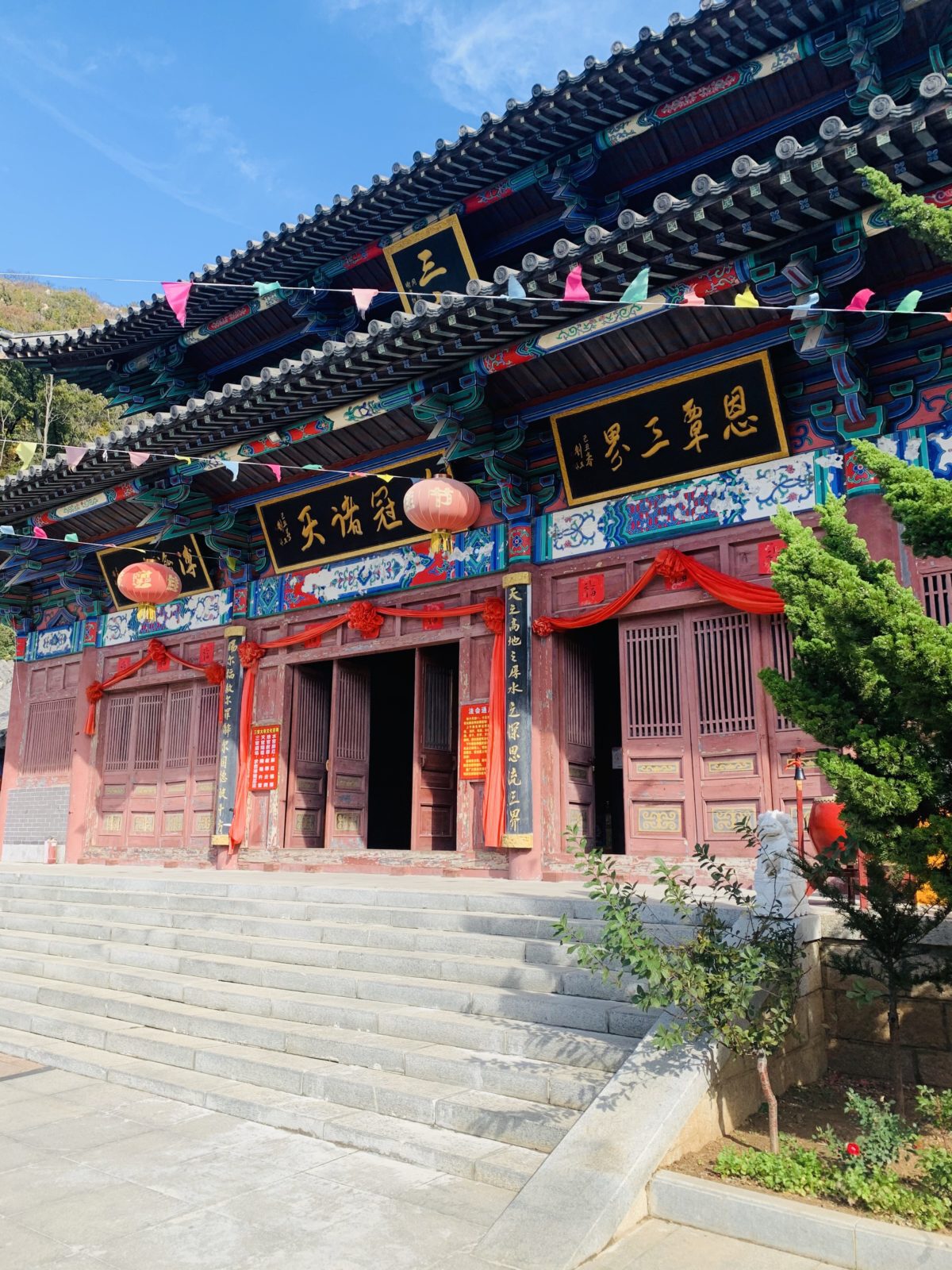 A temple entrance outside of Dalian, Liaoning