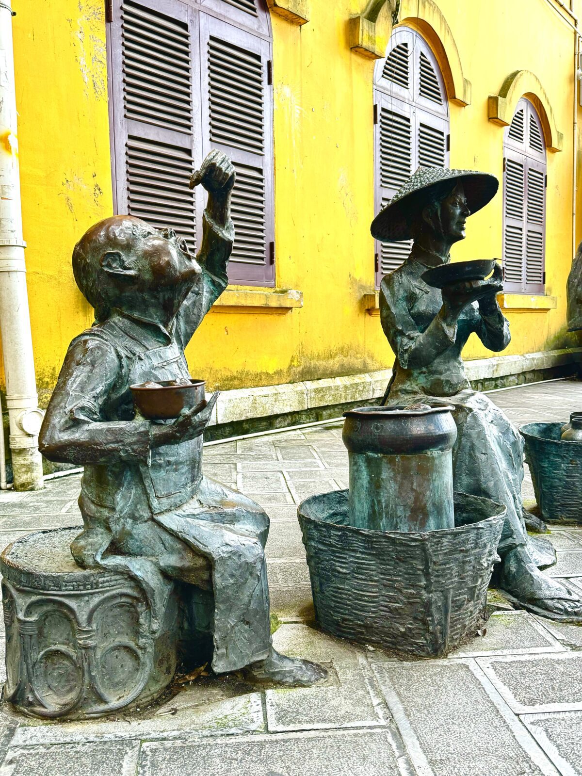 A pair of bronze statues in Hekou that share the history of the area